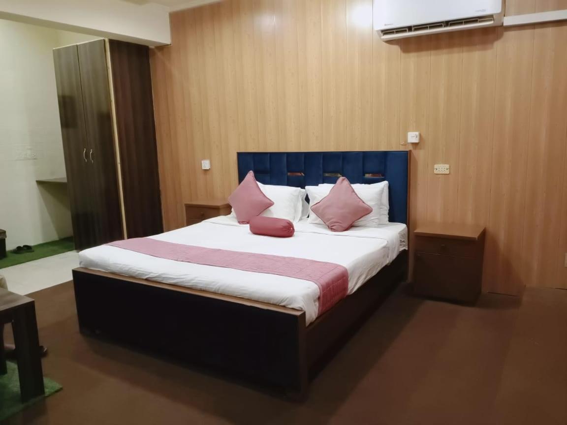 Westin Suites Лахор Стая снимка